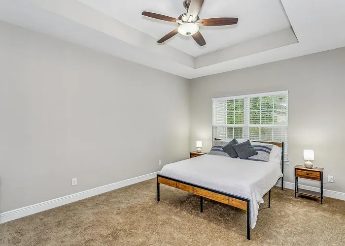 Lovely Townhome In - Cozy & Modern Retreat *
