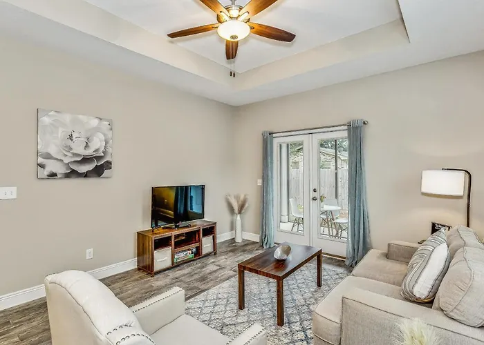 Lovely Townhome In - Cozy & Modern Retreat Holiday home *