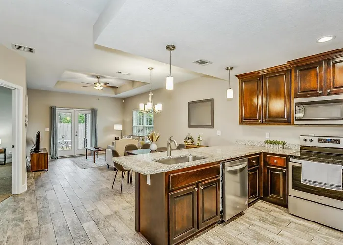 Lovely Townhome In - Cozy & Modern Retreat * Pensacola