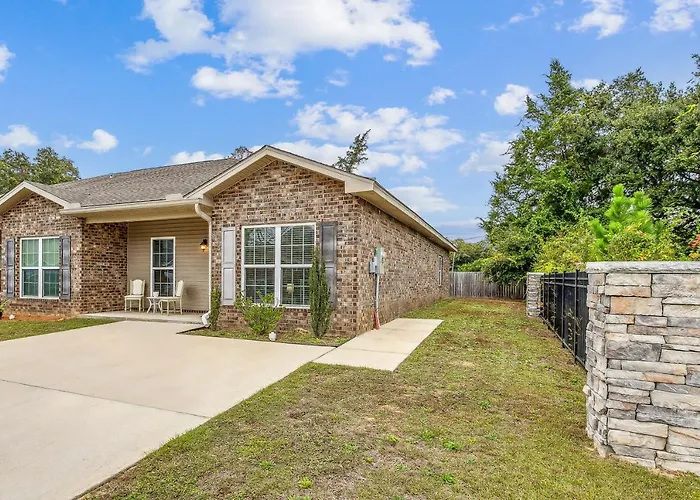 Lovely Townhome In - Cozy & Modern Retreat Pensacola