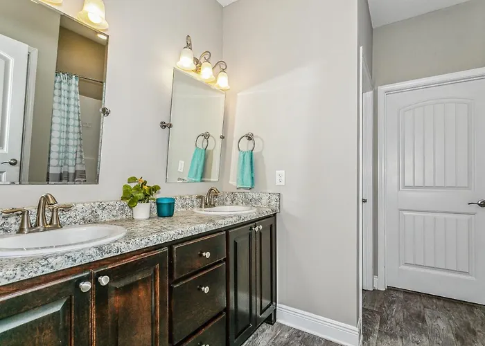 Lovely Townhome In - Cozy & Modern Retreat Pensacola
