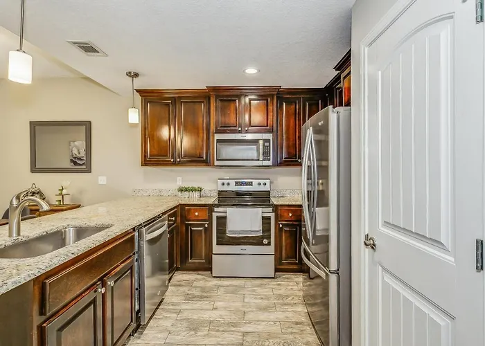 Holiday home Lovely Townhome In - Cozy & Modern Retreat *