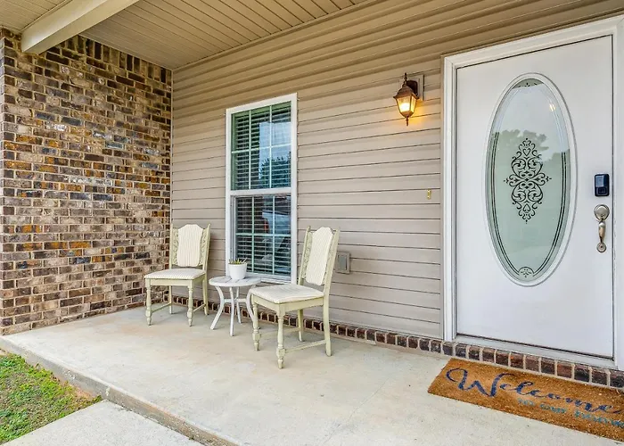 Lovely Townhome In - Cozy & Modern Retreat *