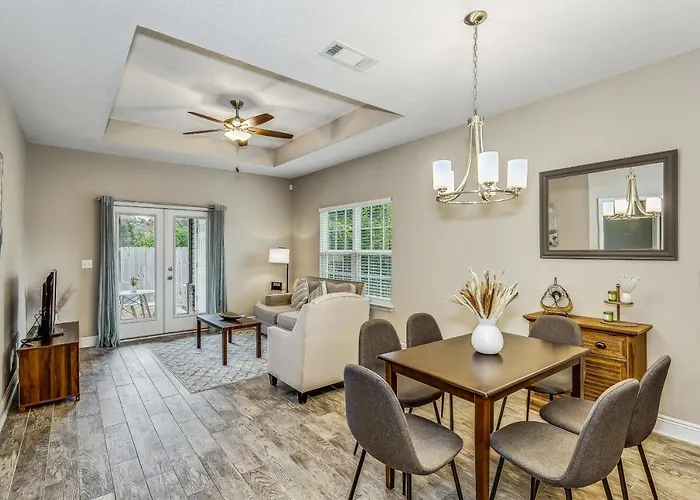 Lovely Townhome In - Cozy & Modern Retreat Holiday home *