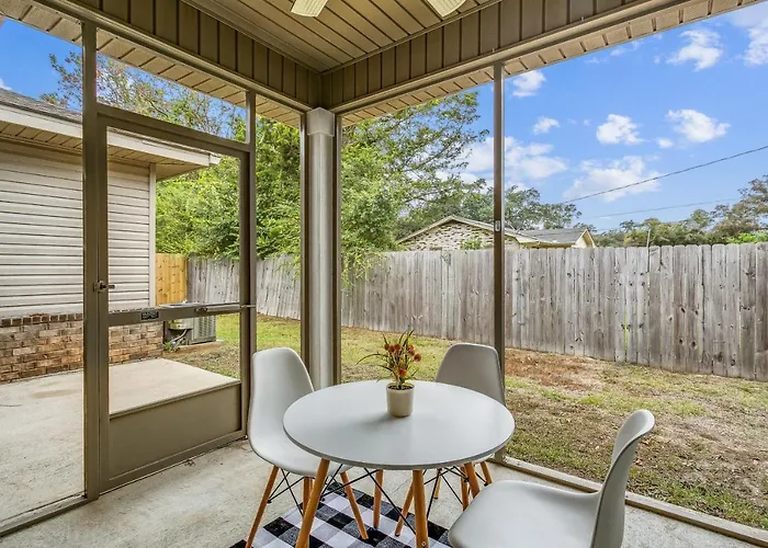 Lovely Townhome In - Cozy & Modern Retreat * Pensacola