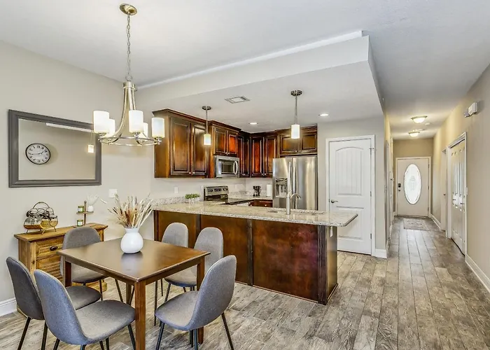 Lovely Townhome In - Cozy & Modern Retreat Holiday home Pensacola
